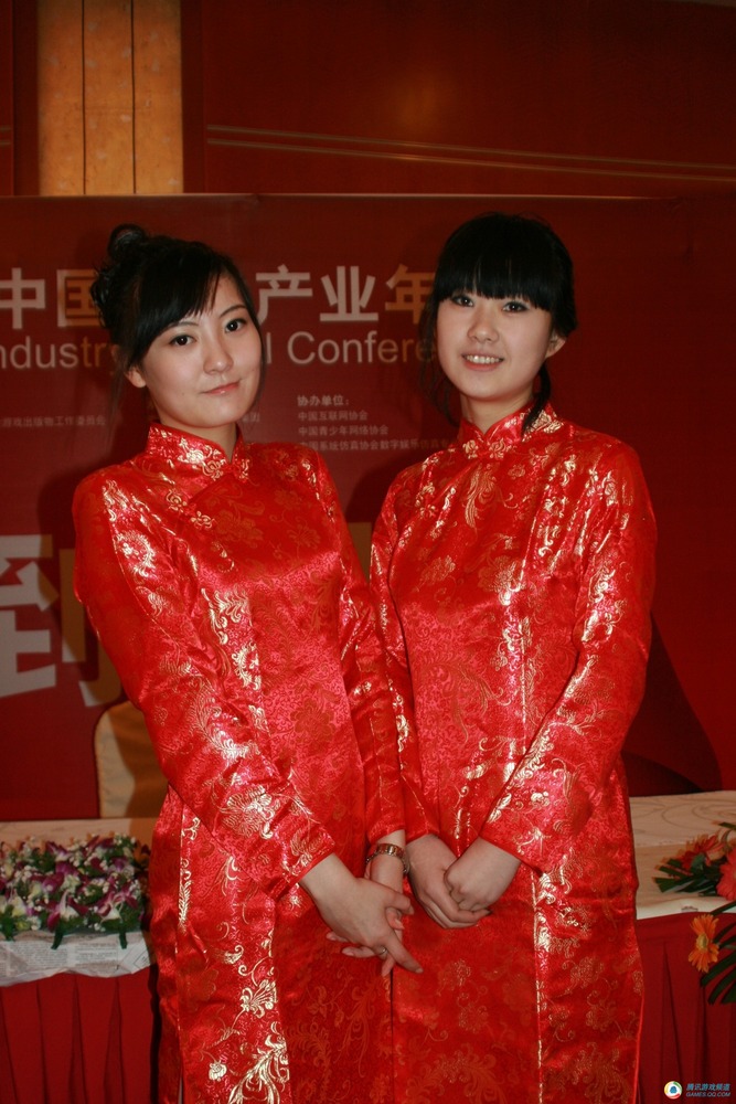 组图:产业年会现场美丽的迎宾小姐