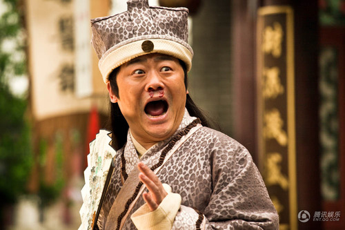《唐伯虎2》热拍 周立波横店街头惨遭暴打(图