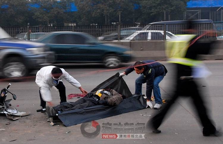 2009年12月21日,长沙市南二环一段,交警和医务人员正在整理车祸现场