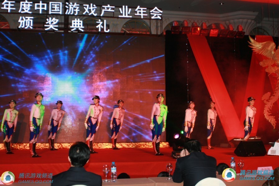 组图:颁奖典礼现场大连女骑警表演舞蹈