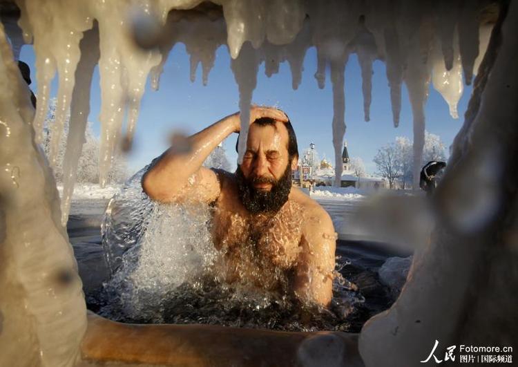 高清图:俄东正教信徒零下28度在湖中冬泳