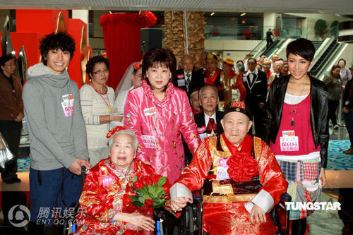 组图:李克勤撇环球亲无线 担任世界杯节目主持