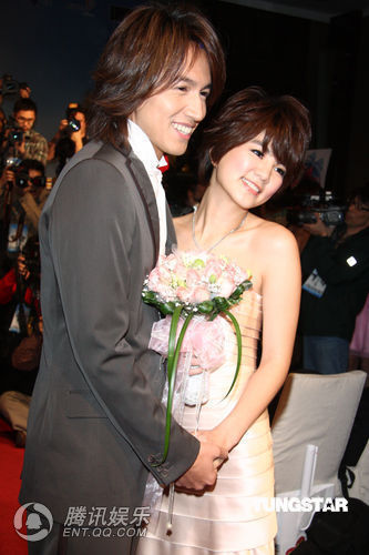 组图:言承旭Ella宣传新剧 携手步红毯尽秀甜蜜