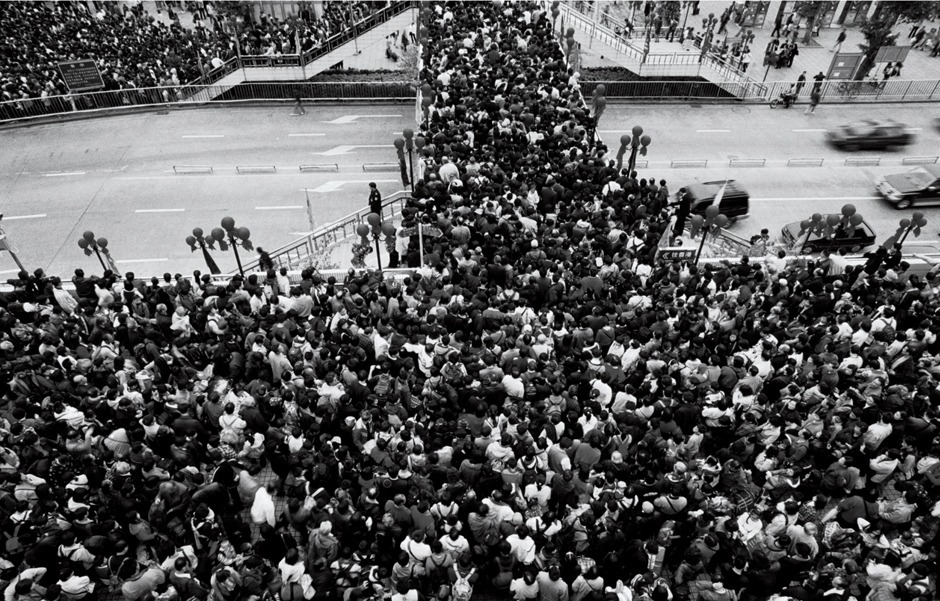 1996年清明节，罗湖口岸30多万港人过境祭祖。