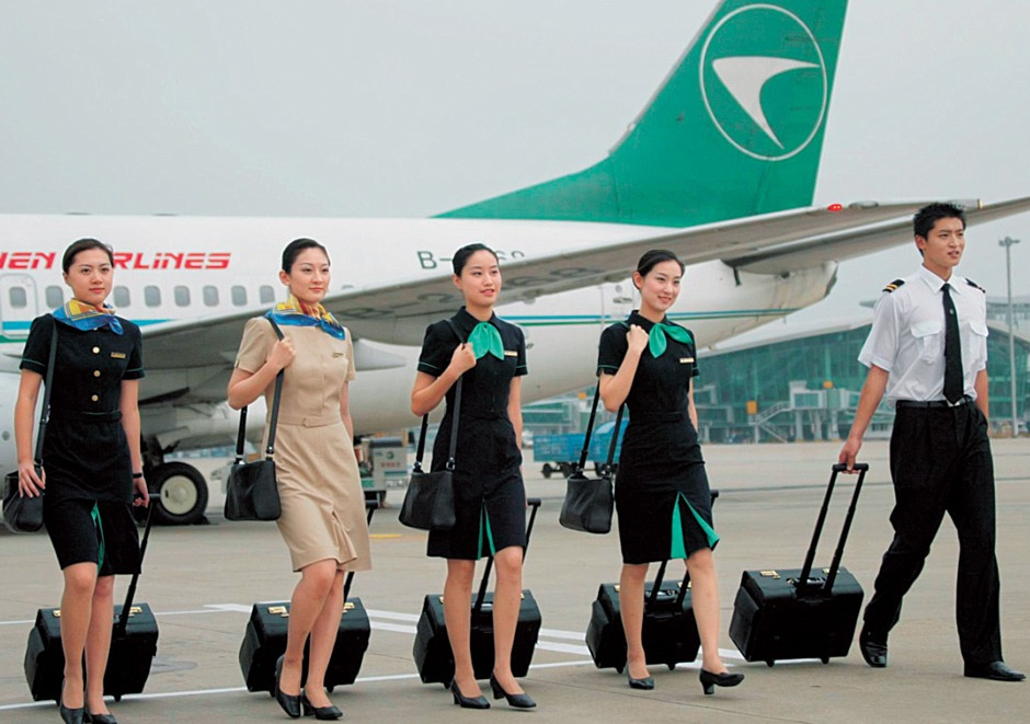 2001年，深航机组人员凯旋。深圳航空有限责任公司成立于1992年11月，1993年9月17日正式开航。