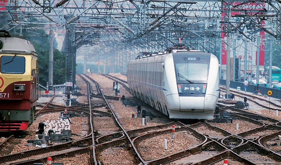 和谐号快速列车驶进深圳。
