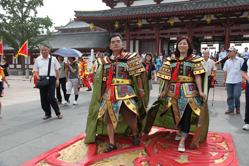 台湾同胞着大唐武士服游览大唐芙蓉园