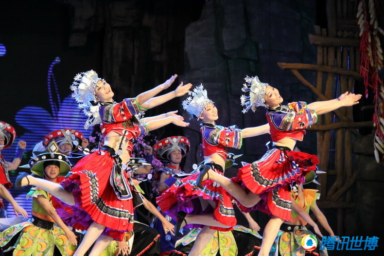 高清:张家界少女起舞显风情 山水民俗惹人醉