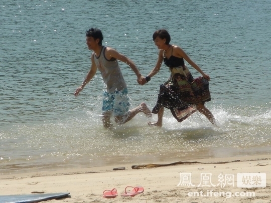 李光洁王珞丹新加坡沙滩漫步 体验海滩浪漫风