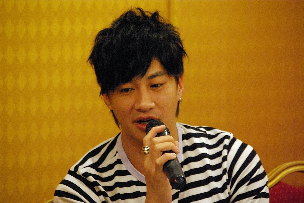 何润东来渝谈《我的美女老板》女人再强也柔弱