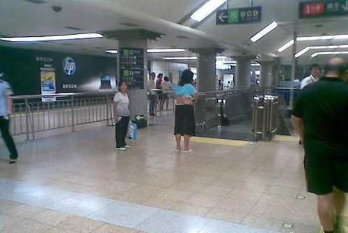 北京地铁西单站惊现暴力门女子围殴大妈