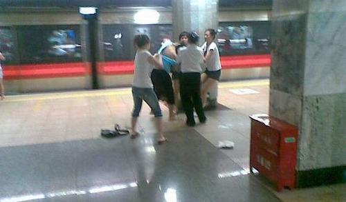 北京地铁西单站惊现暴力门女子围殴大妈