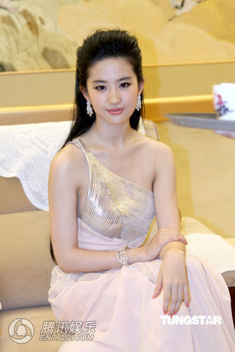 陈庭欣爆冷夺2010港姐冠军!网友质疑内定!本届