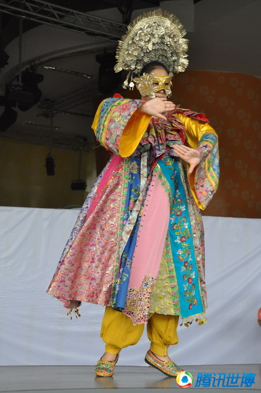 高清:新加坡木偶戏 传统鼓乐艳丽服装交相辉映