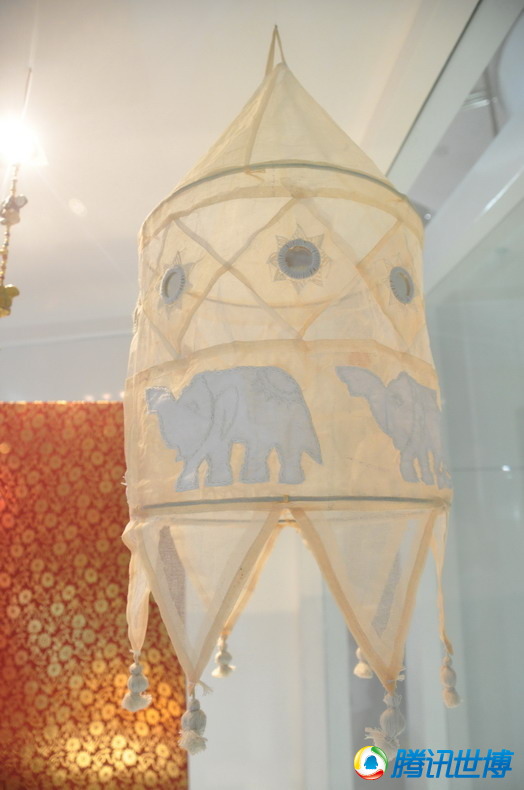 高清:新加坡多彩时装展 时尚演绎民族元素