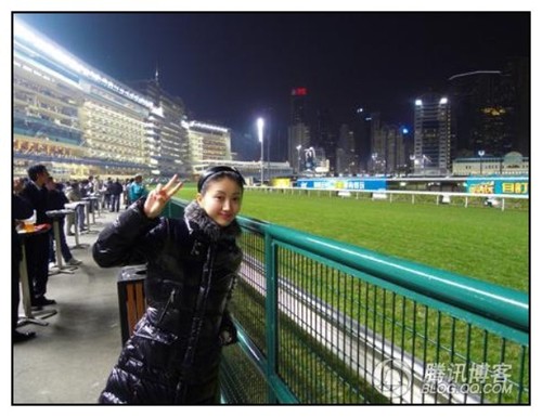 西安女孩景甜生活照招牌动作剪刀手(图)