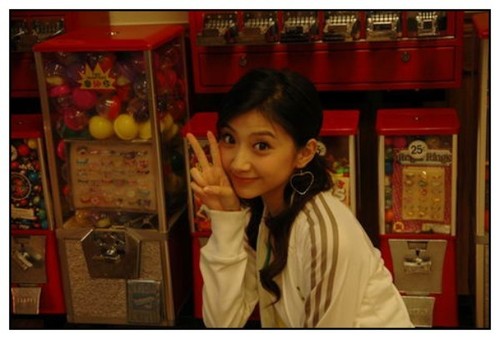 西安女孩景甜生活照招牌动作\剪刀手\(图)