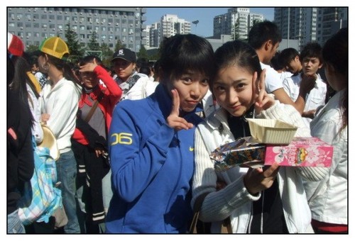 西安女孩景甜生活照招牌动作\剪刀手\(图)