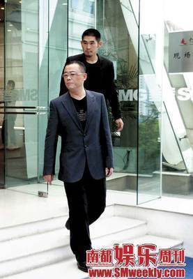 组图:周立波百万房车显豪气