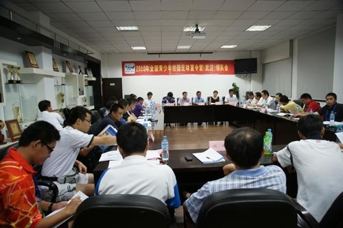 武汉校园足球夏令营开营 7城市14队交流学习