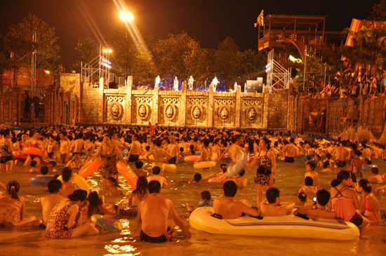 加勒比海水世界夜场开幕 啤酒狂欢万元大奖送