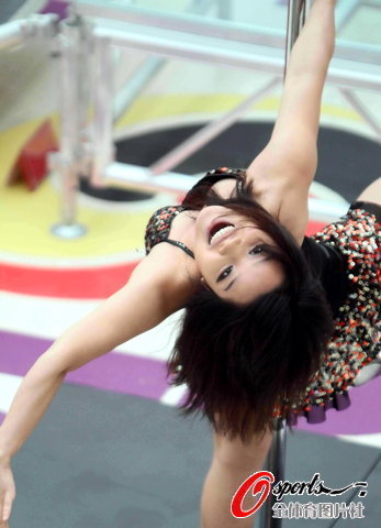 组图:健身钢管舞席卷盛夏 美女演绎风情诱惑