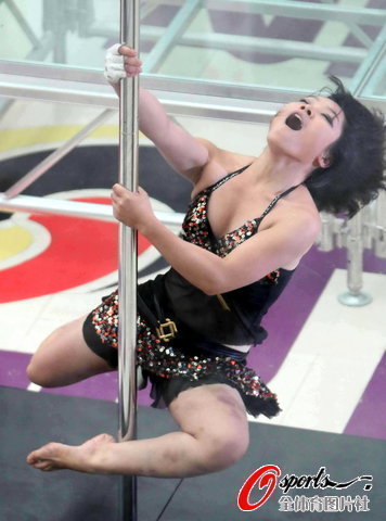 组图:健身钢管舞席卷盛夏 美女演绎风情诱惑