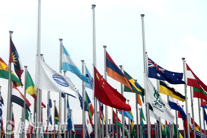 高清:国难日世博园降半旗哀悼舟曲遇难同胞