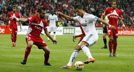 组图:C罗大秀华丽盘带 穆帅场边露罕见微笑_竞