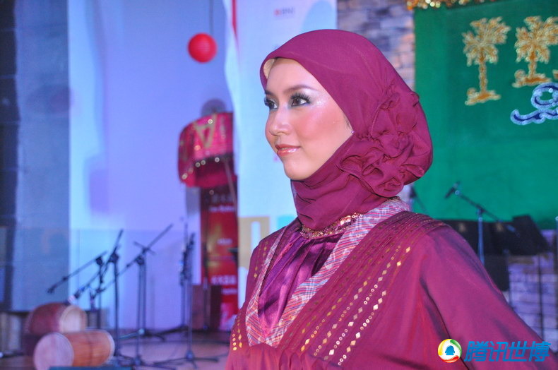 穆斯林风格的走秀表演诠释着印尼人对服装设计