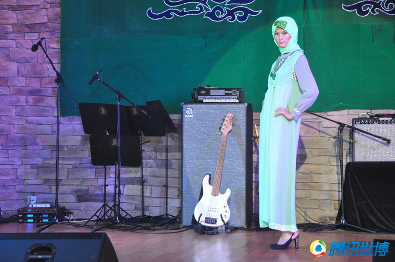 穆斯林风格的走秀表演诠释着印尼人对服装设计