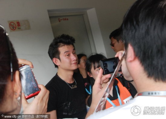 文章头发凌乱现身 与女粉丝合影强颜欢笑【图】