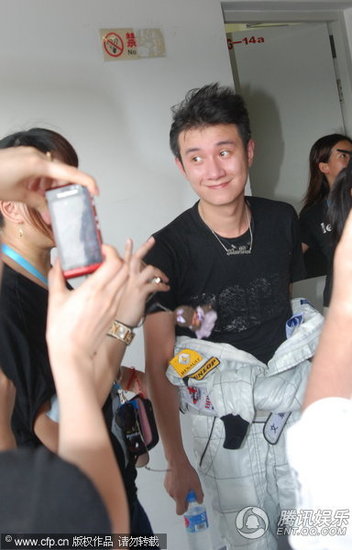 文章头发凌乱现身 与女粉丝合影强颜欢笑【图】