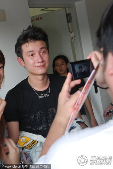 文章头发凌乱现身 与女粉丝合影强颜欢笑【图】