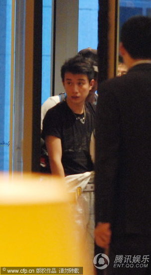 文章头发凌乱现身 与女粉丝合影强颜欢笑【图】