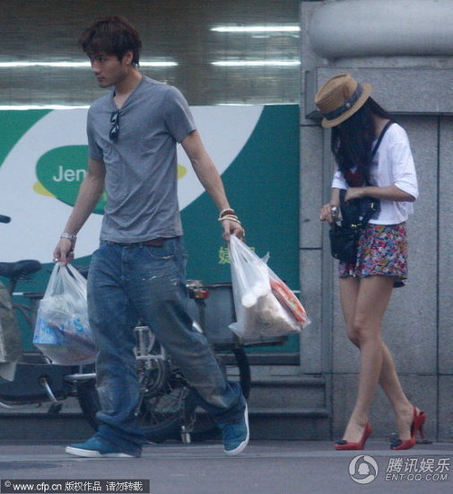 爱戴与神秘男子亲热 一路拥吻同回爱巢【图】