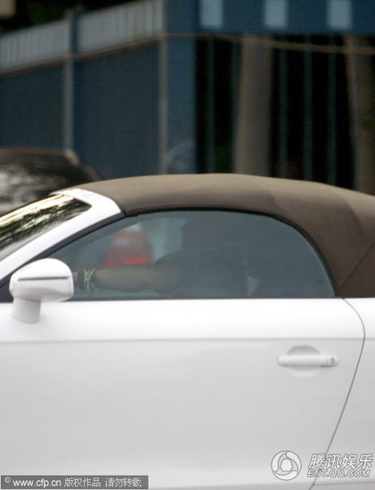 爱戴与神秘男子亲热 一路拥吻同回爱巢【图】