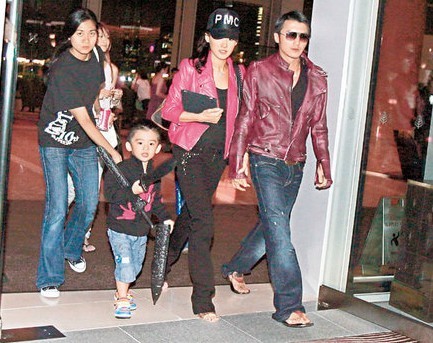 张柏芝谢霆锋甜蜜亮相 lucas持玩具剑抢风头【图】