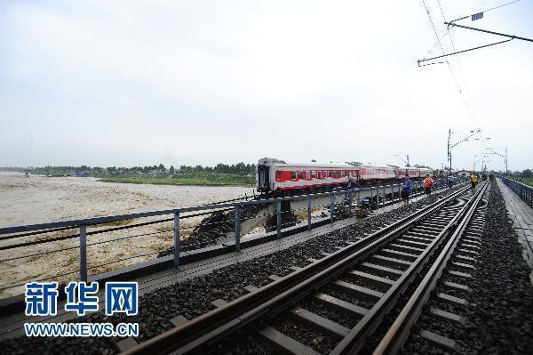 高清图:K165次列车两车厢在四川广汉坠江