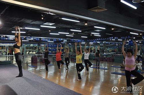 组图:重庆女健身教练的一天 累并快乐着_社会