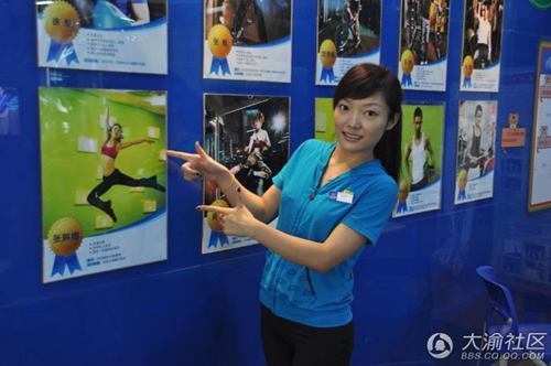 组图:重庆女健身教练的一天 累并快乐着_社会