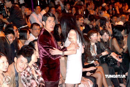 刘嘉玲黑色露背礼裙现身 郭富城略显臃肿【图】