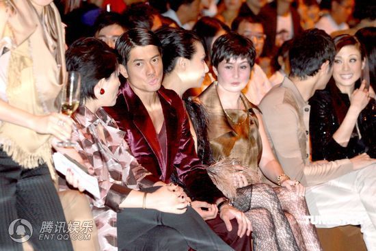 刘嘉玲黑色露背礼裙现身 郭富城略显臃肿【图】