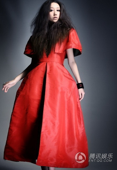 环球小姐唐雯惊艳写真 “中国红”霸气十足【图】