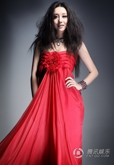 环球小姐唐雯惊艳写真 “中国红”霸气十足【图】