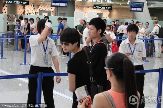 粉丝有序送机 李宇春vip通道过安检大牌范十足【图】