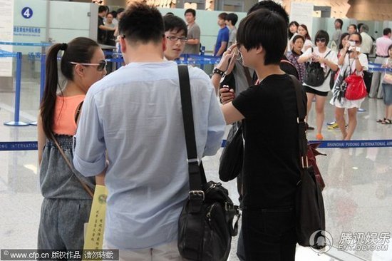 粉丝有序送机 李宇春vip通道过安检大牌范十足【图】