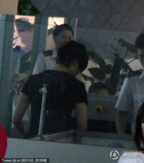 粉丝有序送机 李宇春vip通道过安检大牌范十足【图】