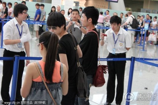 粉丝有序送机 李宇春vip通道过安检大牌范十足【图】