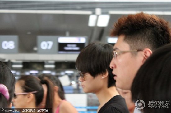 粉丝有序送机 李宇春vip通道过安检大牌范十足【图】